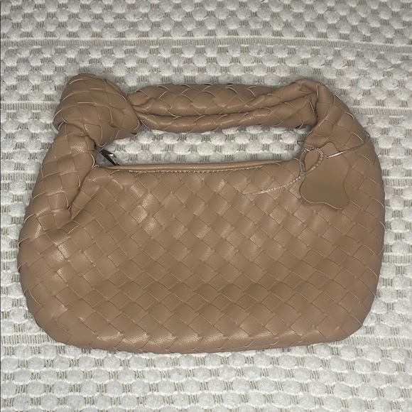 Handbags - NWOT Tan Woven Women's Bag
